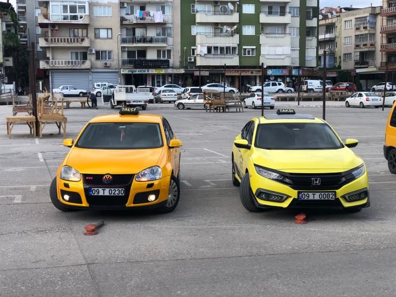 Aydın şehir içi taksi: Eski otogar meydanında bekleyen Volkswagen Golf ve Honda Civic sarı taksiler