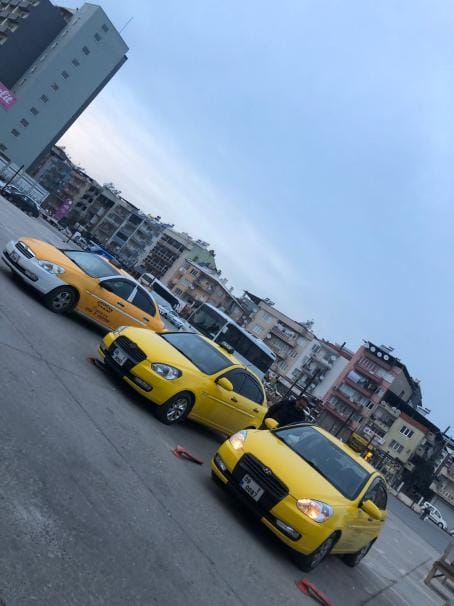 Durakta sıralanmış Efeler Garaj Taksi araçları