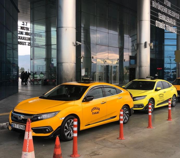 Aydın yeni otogar (Şehirlerarası Otobüs Terminali) önünde bekleyen Efeler Garaj Taksi araçları
